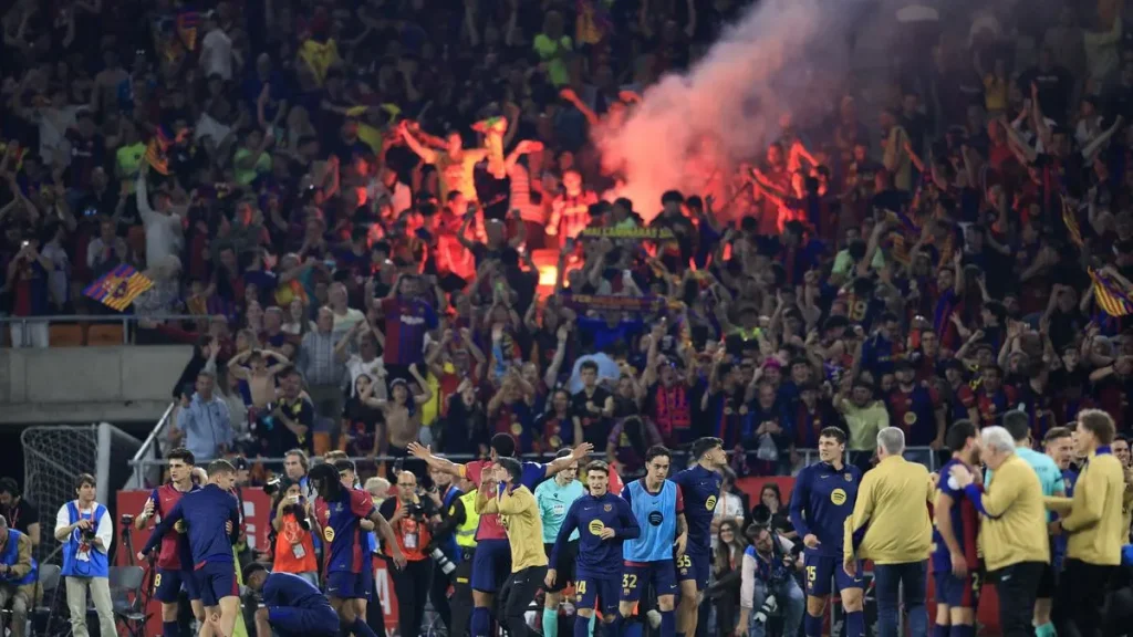 Fans in Melbourne watching El Clásico 2025 Barcelona vs Real Madrid live