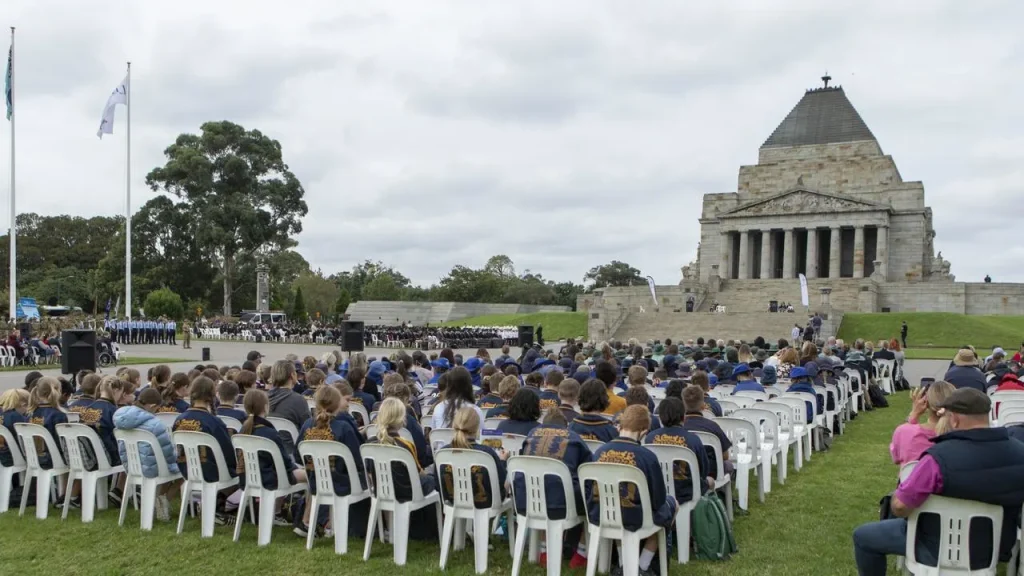 Crowd at Shrine of Remembrance during Anzac Day 2025 Dawn Service in Melbourne, honoring Australian and New Zealand forces.